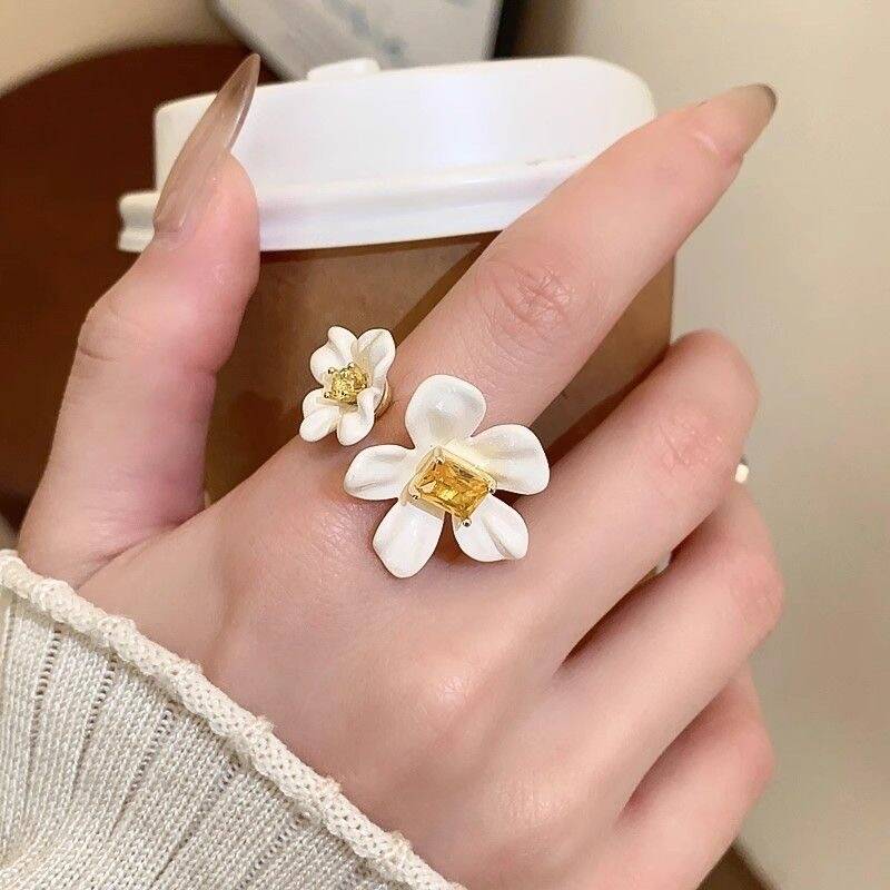 White Petal Zircon Ring