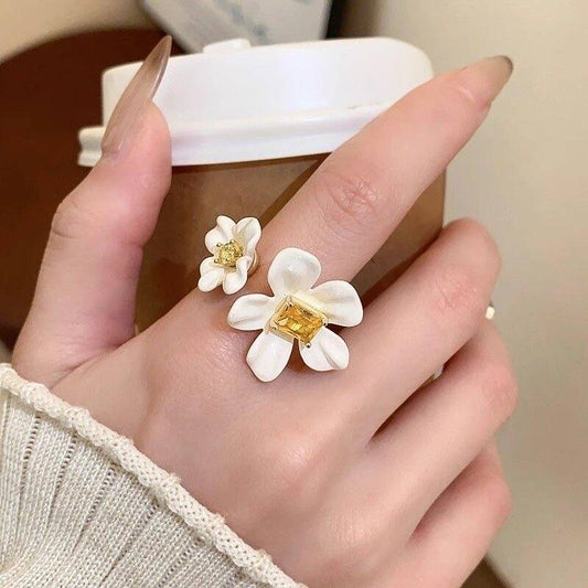 White Petal Zircon Ring
