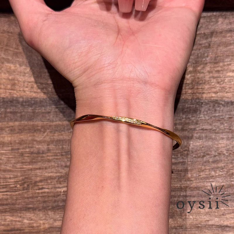 Eternal Glow – Diamond Möbius Bangle