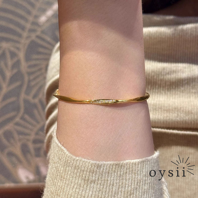 Eternal Glow – Diamond Möbius Bangle