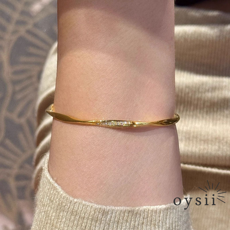 Eternal Glow – Diamond Möbius Bangle