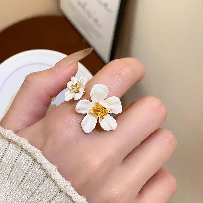 White Petal Zircon Ring