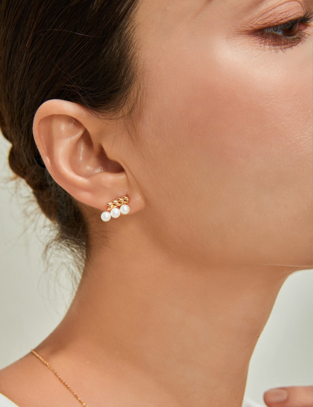 Sterling silver pearl stud earrings with wheat motif, chic everyday accessory