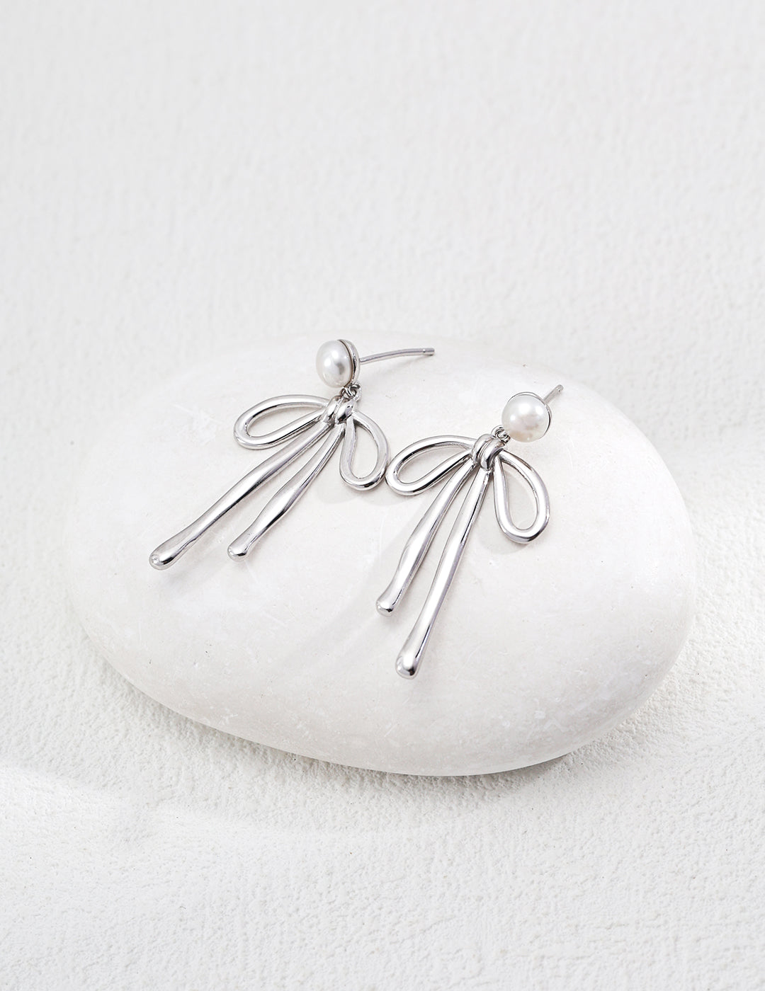 Delicate solid silver pearl hoop earrings, dainty handmade jewelry gift
Classic sterling silver natural pearl hoops, versatile minimalist fashion piece