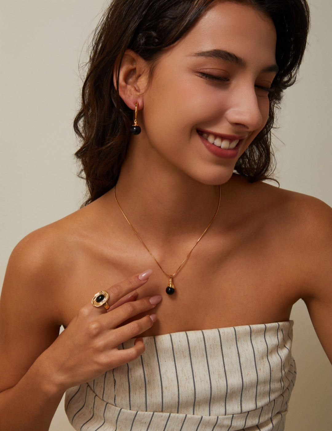 This elegant necklace features a polished black onyx pendant set in S925 sterling silver. With its sleek design and bold contrast, it adds a refined touch to both everyday and formal outfits. Ideal for those who appreciate classic gemstone jewelry with a modern edge.