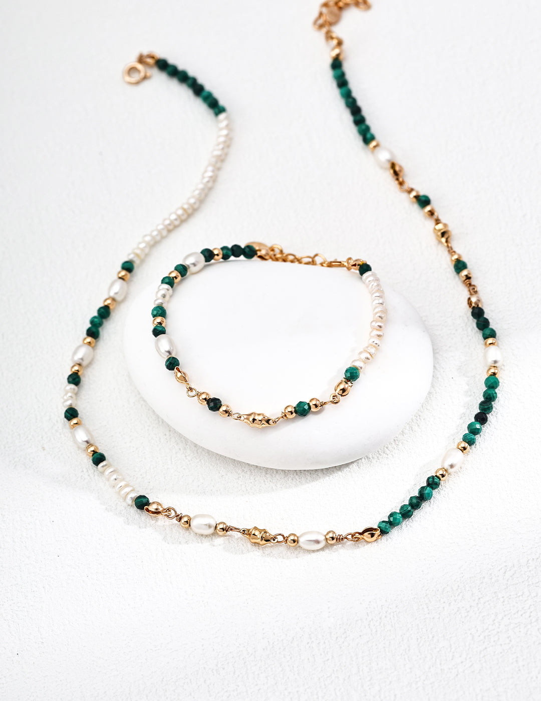 Elegant vintage-style necklace crafted from S925 silver, featuring natural freshwater pearls and malachite gemstones — symbolizing emotional balance, inner peace, and protective energy. Perfect for bohemian fashion and spiritual jewelry collections