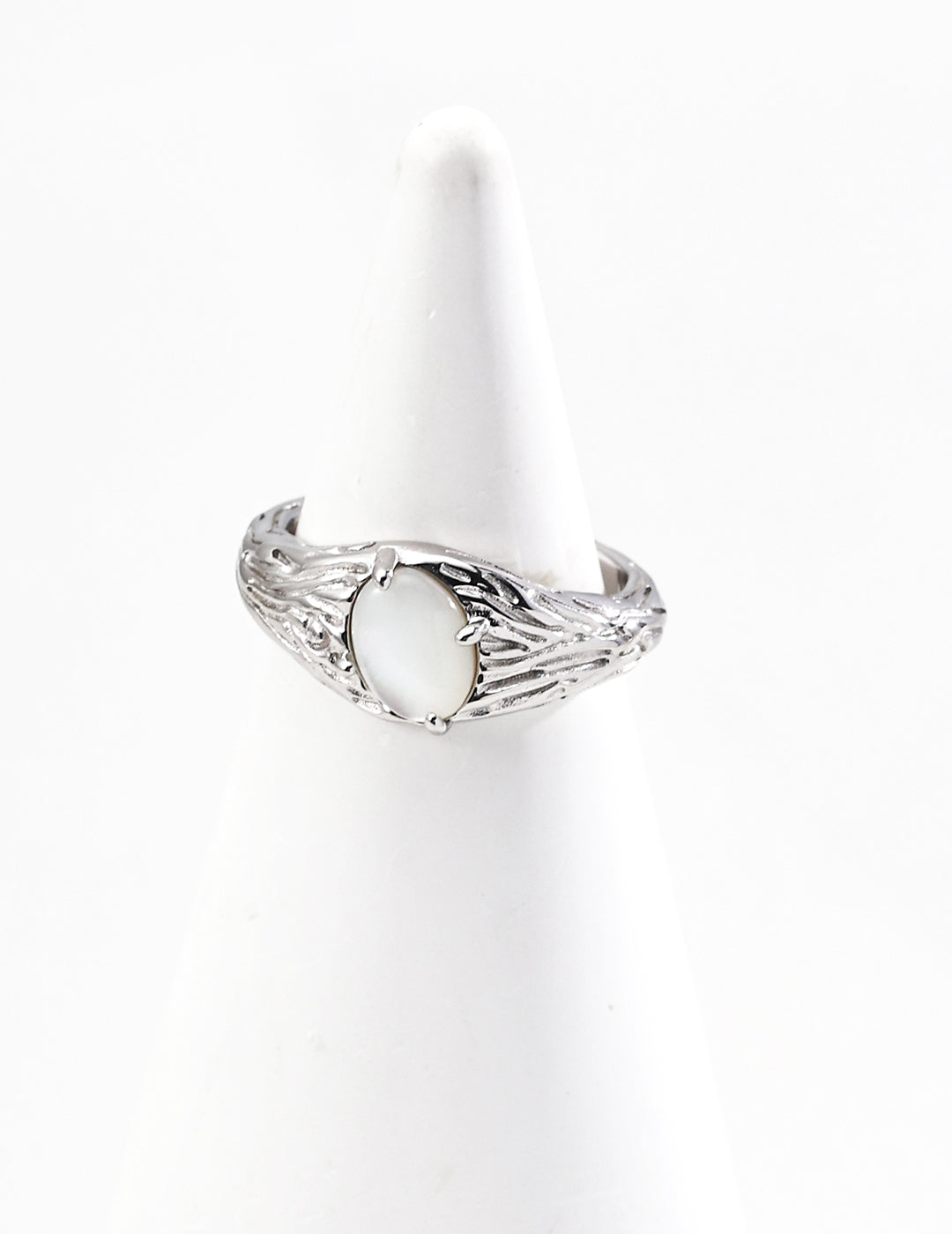 This fashionable S925 silver ring features a luminous mother of pearl centerpiece, offering a modern and sophisticated design. Perfect for adding a touch of elegance to both casual and formal outfits, it's an ideal choice for those who appreciate refined, timeless jewelry.
