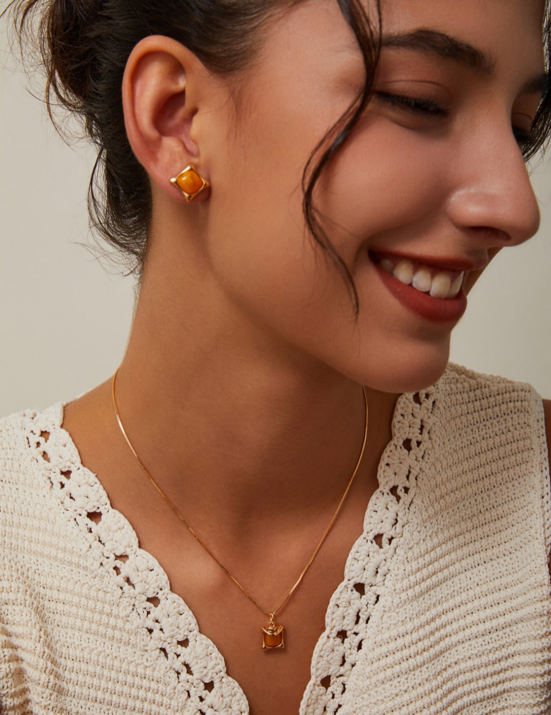 These handcrafted S925 silver stud earrings feature natural amber with gold accents, offering a warm and sophisticated design. The rich amber color, combined with the subtle gold detailing, creates a timeless look perfect for both everyday wear and special occasions.