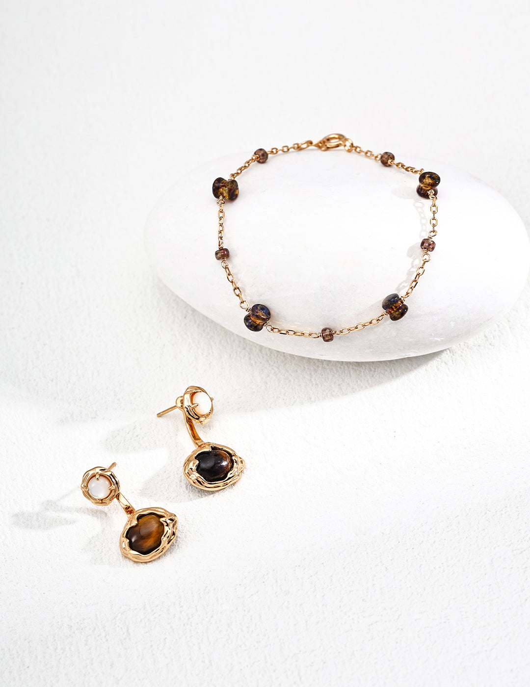 This handcrafted bracelet features sparkling glass beads strung on S925 silver, combining artisanal detail with a clean, modern aesthetic. Lightweight and versatile, it’s ideal for daily layering or wearing alone for a subtle yet refined touch.