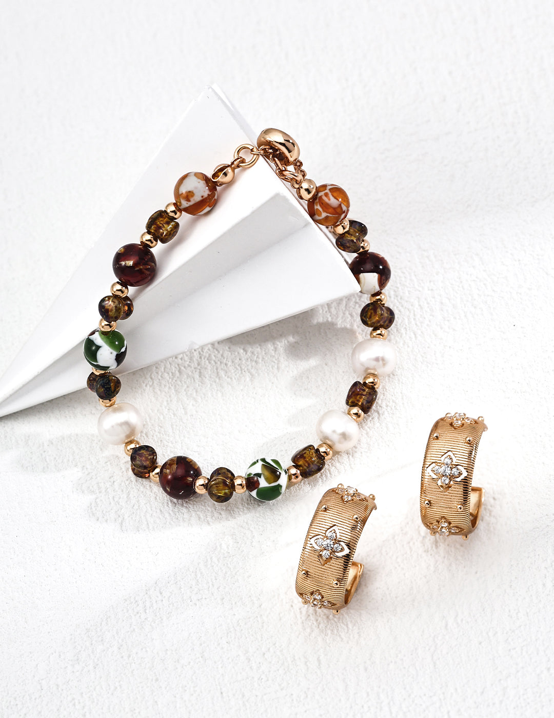 This handcrafted bracelet features natural pearls, iridescent shell accents, and shimmering glass beads, all set in S925 silver with a retro-inspired design. Its soft shine and vintage charm make it a perfect accessory for everyday elegance or special occasions.