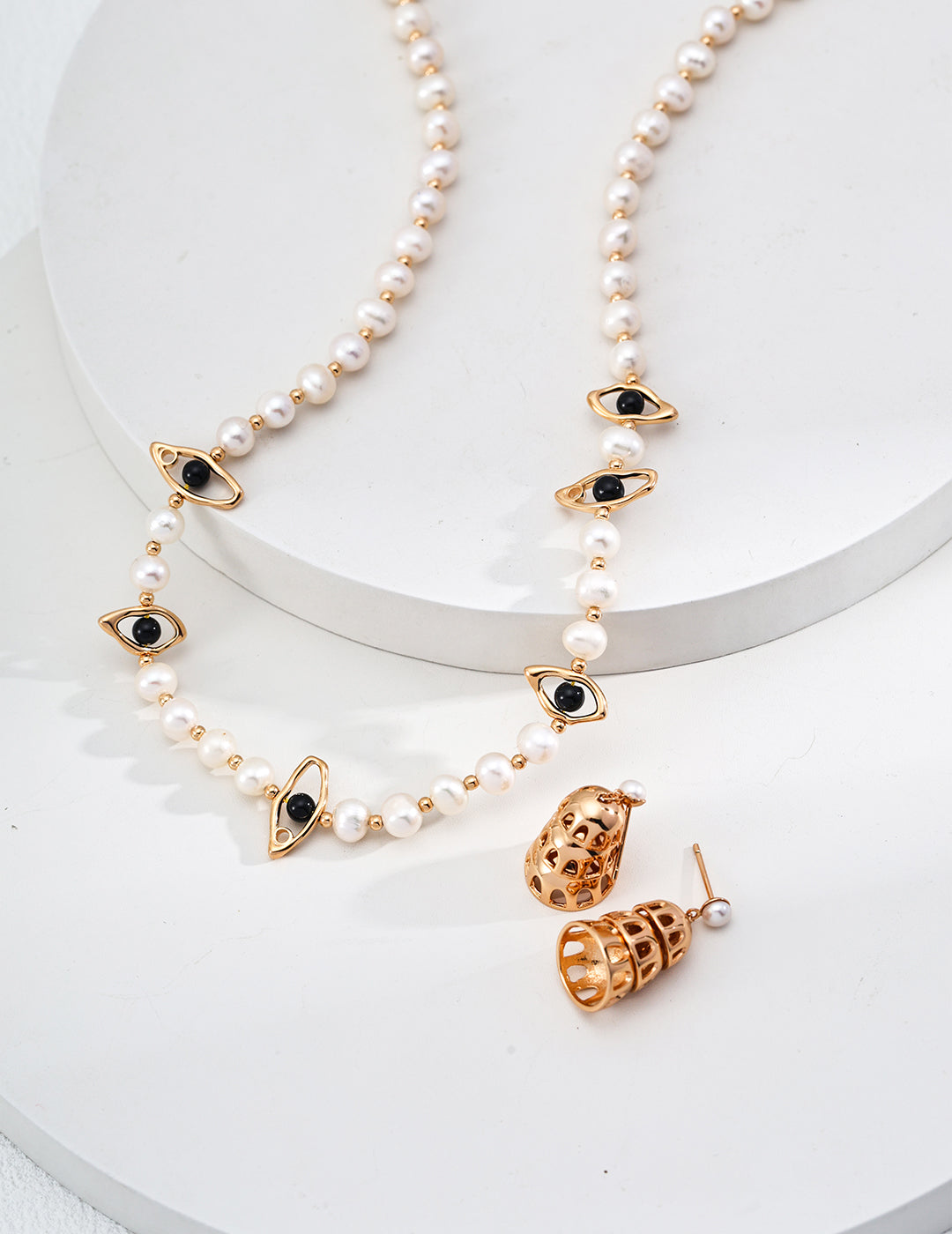 This minimalist necklace features the striking combination of black onyx and freshwater pearls, set in high-quality S925 silver. With its clean lines and timeless color contrast, it's perfect for everyday elegance, professional styling, or a refined gift.