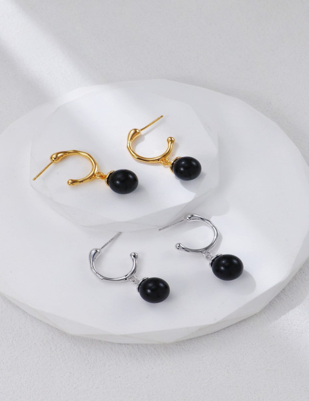 These minimalist S925 silver earrings feature smooth black onyx stones, offering a clean and contemporary look. Their understated elegance makes them perfect for daily wear, work outfits, or pairing with modern minimalist fashion. A timeless choice for lovers of subtle gemstone jewelry.