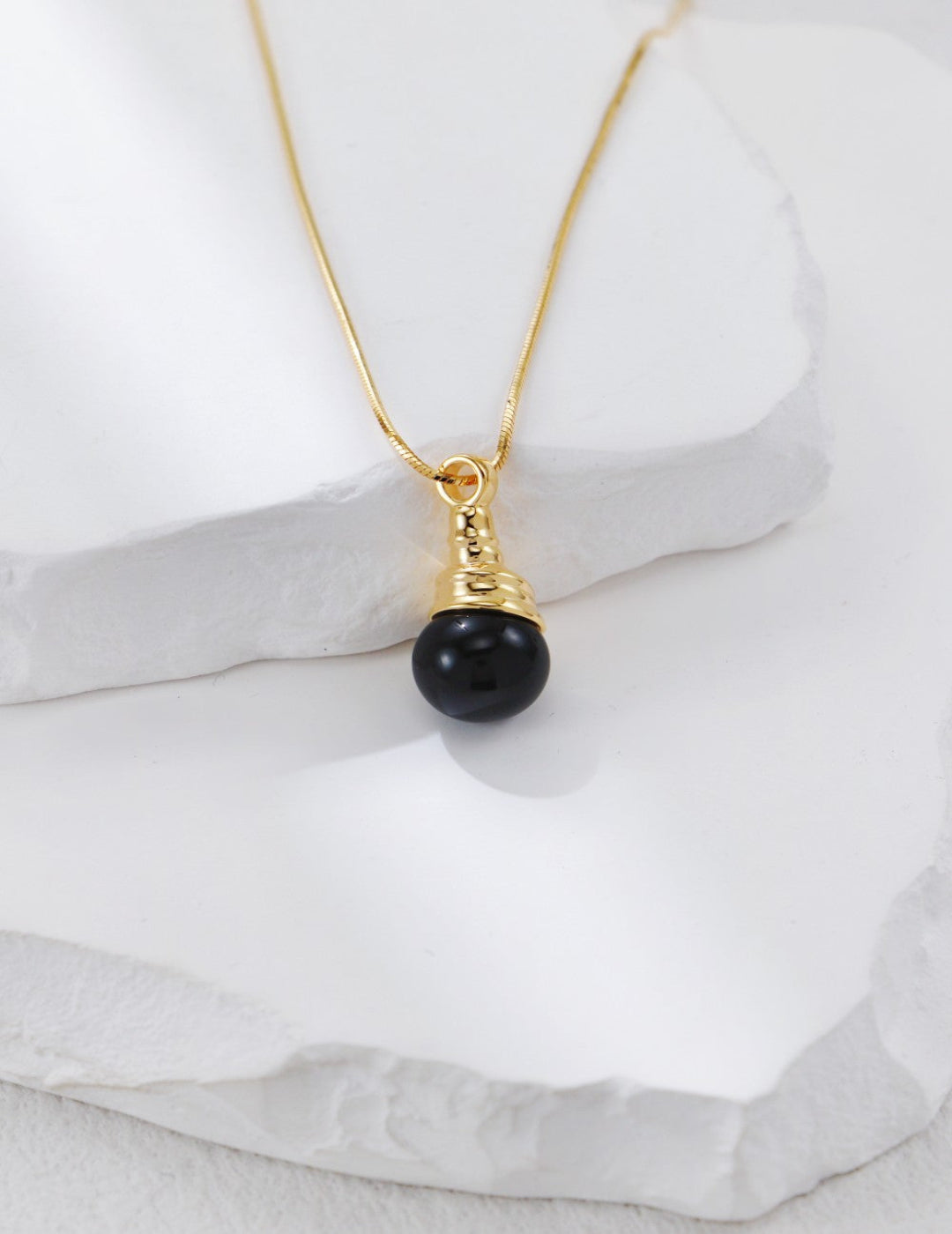 This minimalist S925 silver necklace features a polished black onyx stone, offering a clean and contemporary look. Ideal for layering or solo wear, it's perfect for everyday outfits and understated elegance.