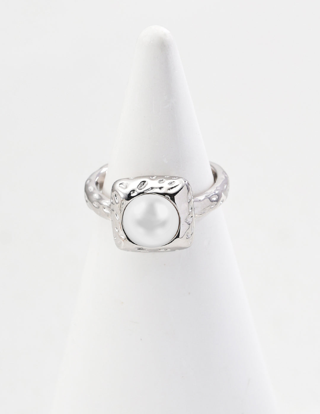 Minimalist S925 silver pearl ring, featuring a simple yet elegant design that complements any style with a touch of timeless sophistication.