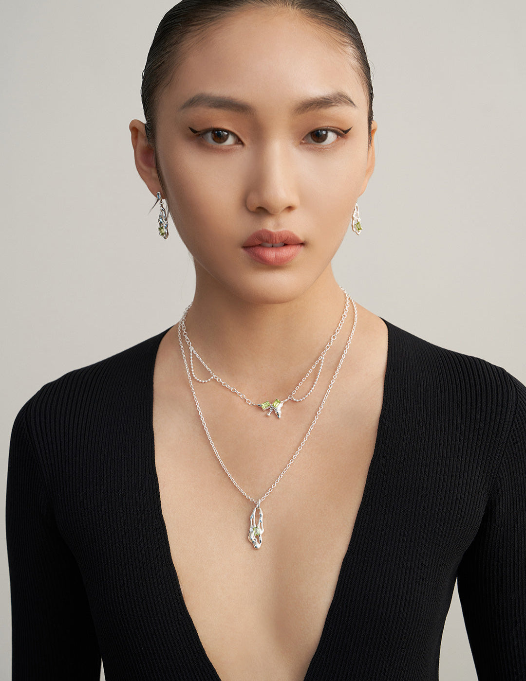 This necklace features a genuine natural peridot gemstone, known for its vibrant green hue and symbolic meaning of renewal and positivity. Its timeless design makes it a perfect accessory for daily wear or a thoughtful August birthstone gift.