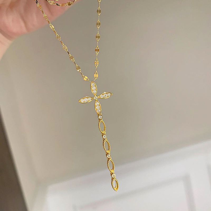 Celestial Compass — Sparkling Eight-Point Star Pendant Necklace