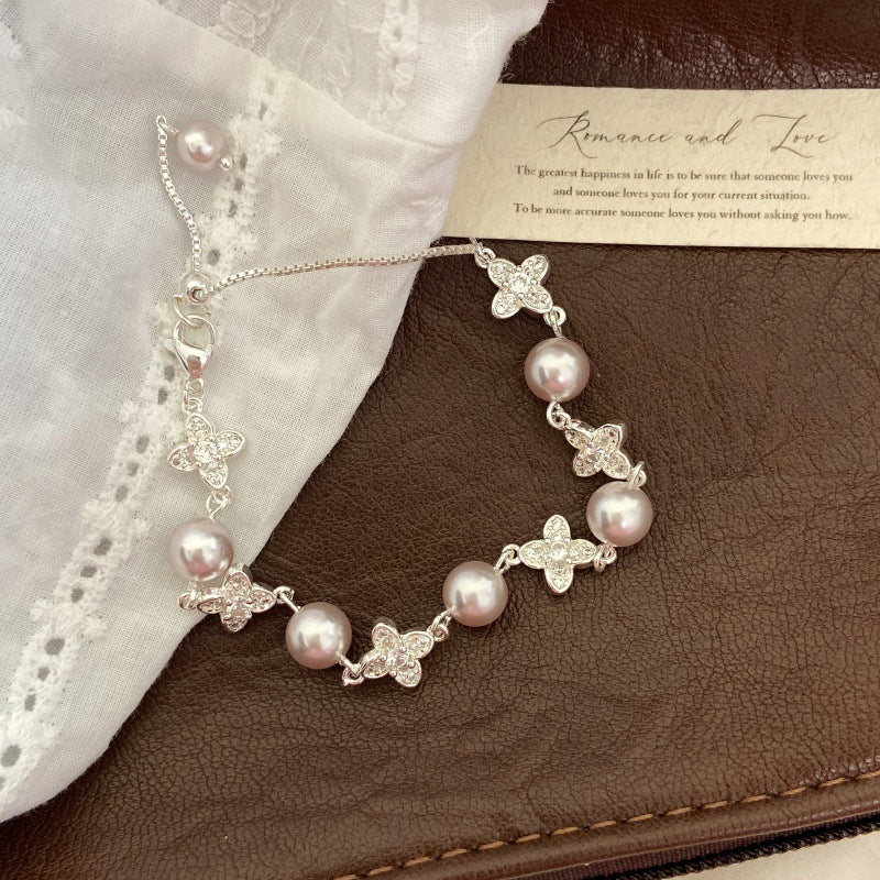 Starlight Clover – Manta Pearl & Pavé Four-Leaf Flower Bracelet
