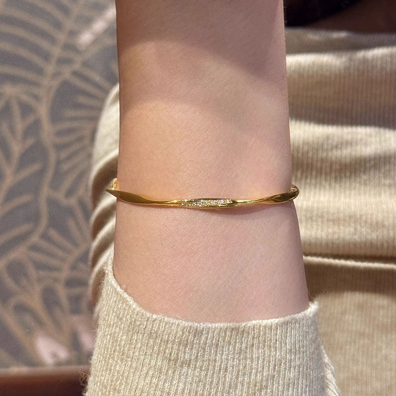 Eternal Glow – Diamond Möbius Bangle