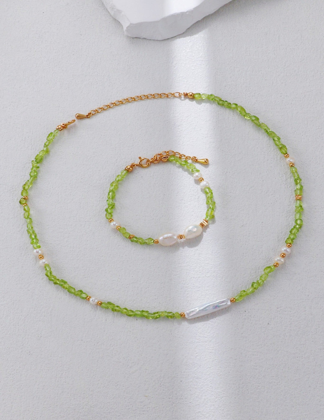 This retro-style bracelet features a blend of S925 silver with gold accents, adorned with natural pearls and vibrant green peridot gemstones. Its vintage-inspired design offers timeless charm, making it a perfect accessory for elegant everyday wear or special occasions.