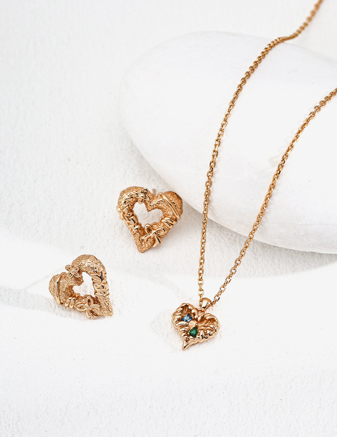 S925 retro zircon pendant necklace, offering a vintage-inspired design with a dazzling zircon stone, perfect for a classic and timeless look.