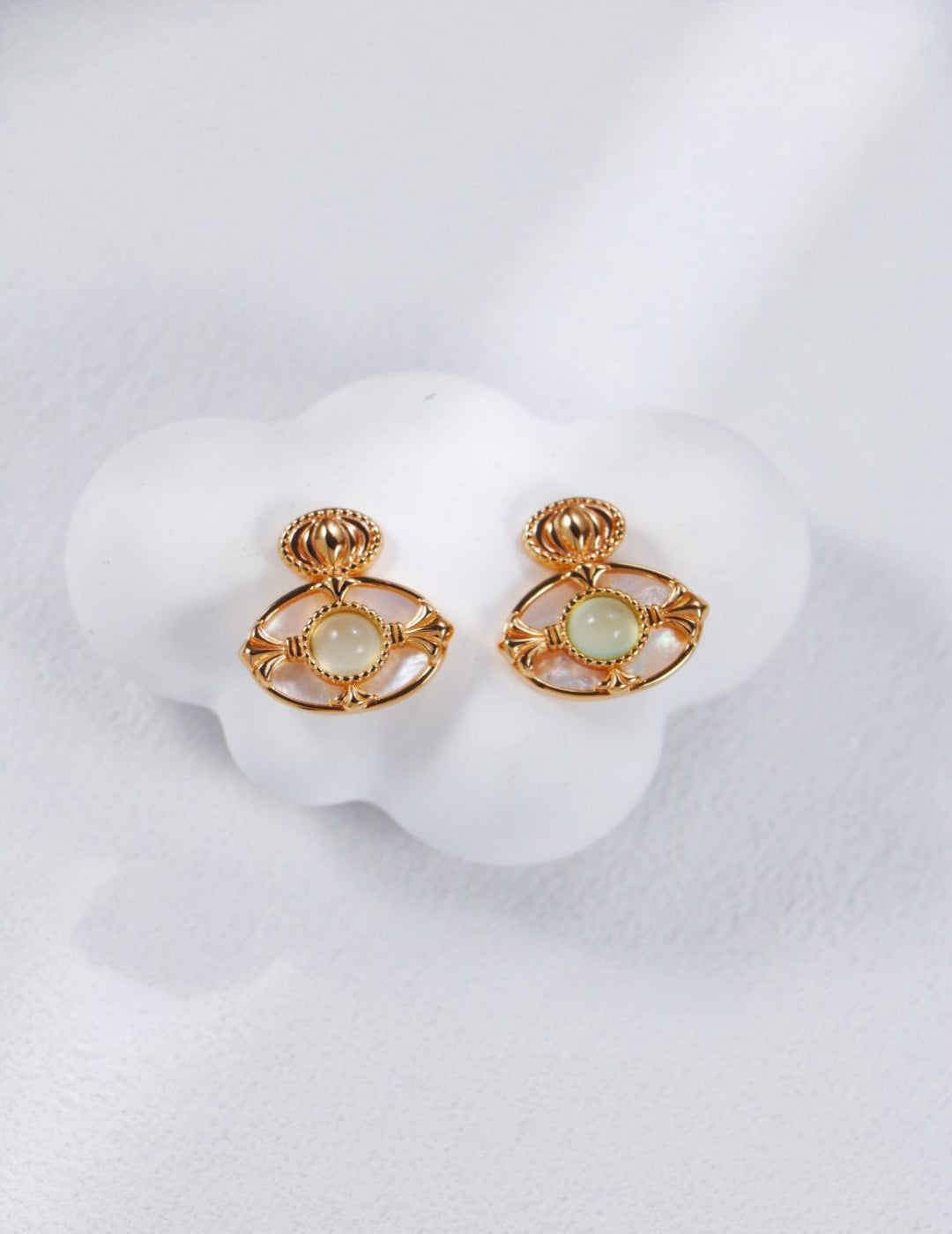 Elevate your style with these S925 silver earrings featuring a beautiful amethyst gemstone and white mother of pearl. Perfect for adding a touch of sophistication to your everyday look or special occasions. These earrings are a perfect blend of classic design and modern luxury, ideal for those who appreciate high-quality, handcrafted jewelry.