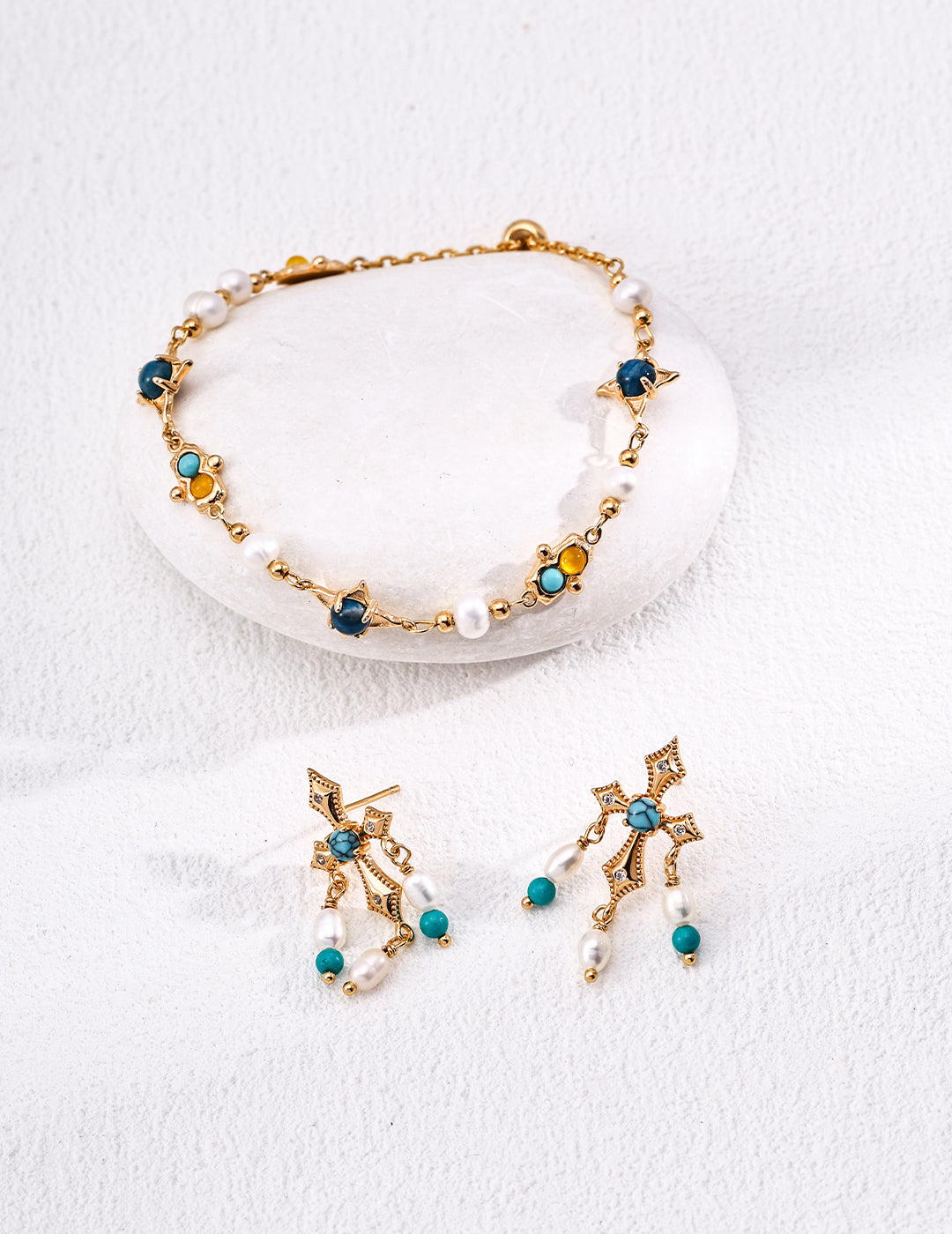 This S925 silver antique bracelet showcases a stunning combination of freshwater pearls, turquoise, and chalcedony, offering a refined and vintage-inspired design. The natural gemstones provide vibrant color and elegance, making this bracelet a unique accessory perfect for both casual and formal occasions. Ideal for those who appreciate handcrafted jewelry with timeless charm and nature-inspired beauty.