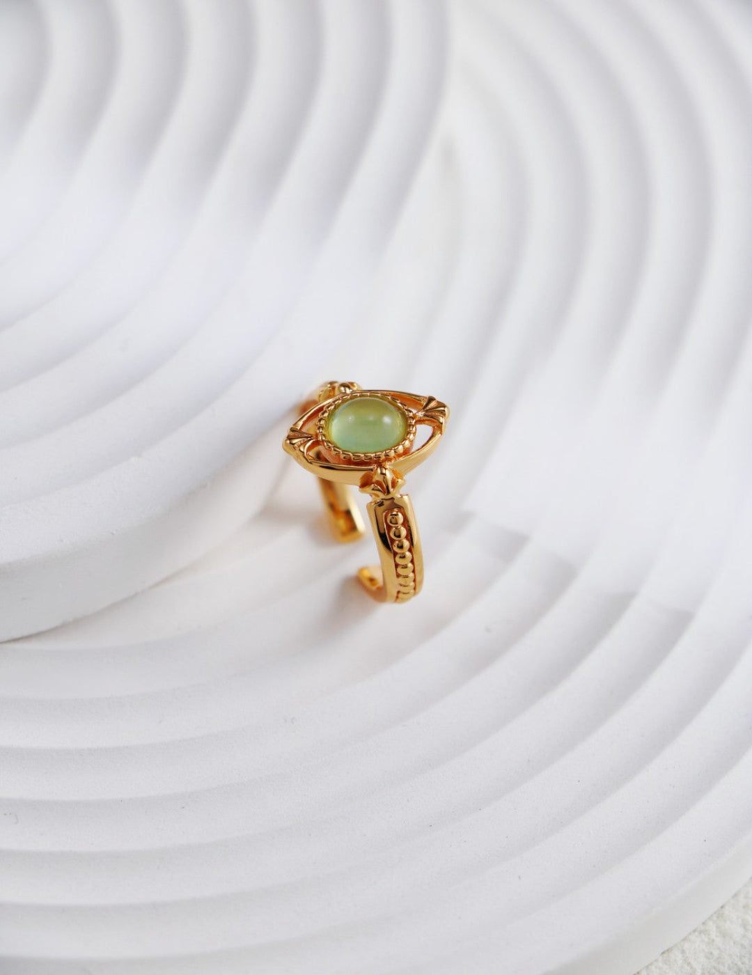 This S925 silver antique gold ring features a stunning combination of grape agate and chalcedony, creating a sophisticated and timeless design. The antique gold setting enhances the beauty of the natural gemstones, offering a vintage-inspired elegance perfect for any occasion. A must-have piece for those who appreciate high-quality, handcrafted jewelry with a touch of classic charm and natural allure.