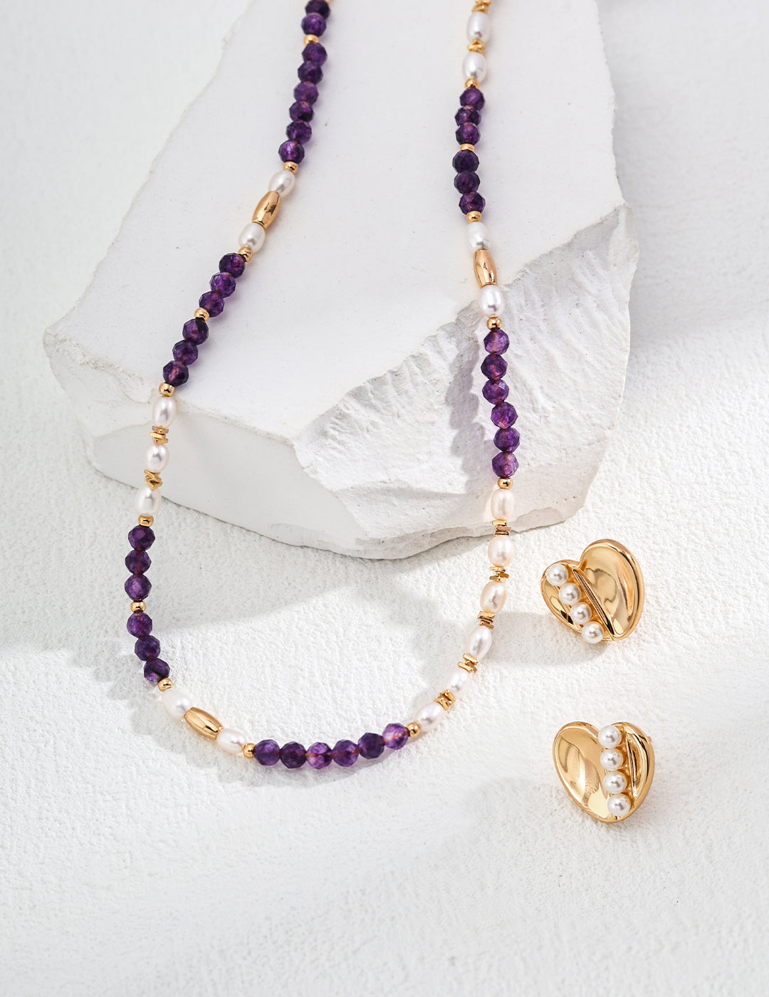 This S925 silver antique necklace features a stunning combination of natural pearls and amethyst, offering a vintage-inspired design with timeless elegance. The lustrous pearls are beautifully complemented by the rich purple amethyst, making this necklace the perfect accessory for both formal and casual occasions. Ideal for those who appreciate high-quality, handcrafted jewelry with a classic, antique touch.