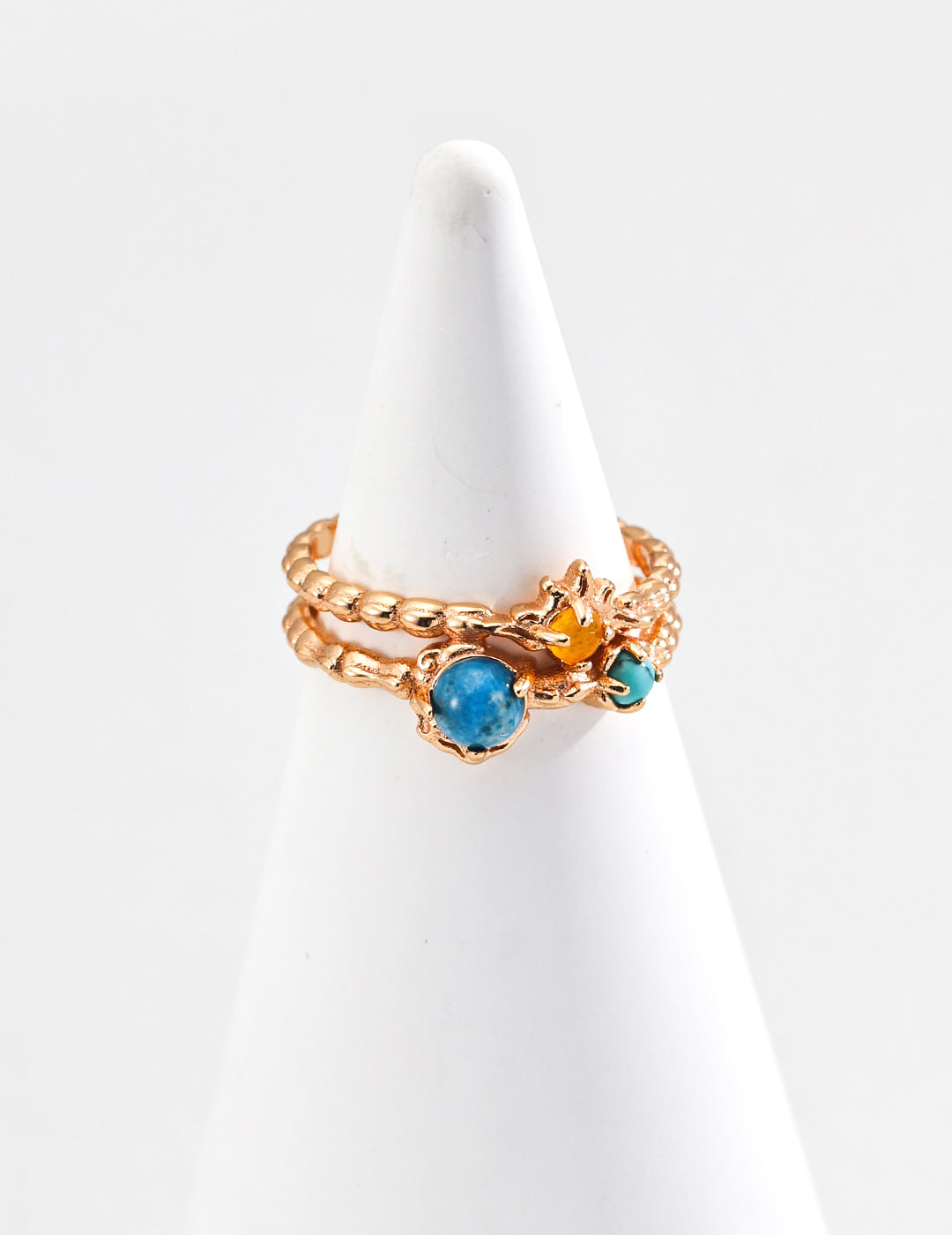 This S925 silver antique ring features a stunning combination of synthetic turquoise, yellow agate, and apatite, offering a vibrant and unique design. The intricate blend of colors creates a piece that stands out, adding elegance and individuality to any outfit. Perfect for those who appreciate handcrafted, one-of-a-kind jewelry, this ring is an ideal choice for both casual and special occasions.