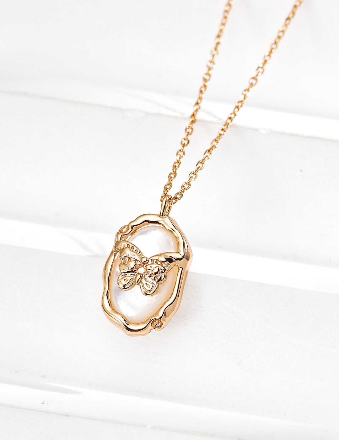 S925 silver artistic mother of pearl pendant necklace, combining modern artistry with the timeless beauty of mother of pearl. Perfect for those seeking unique, handcrafted silver jewelry that adds a touch of elegance and creativity to any collection.