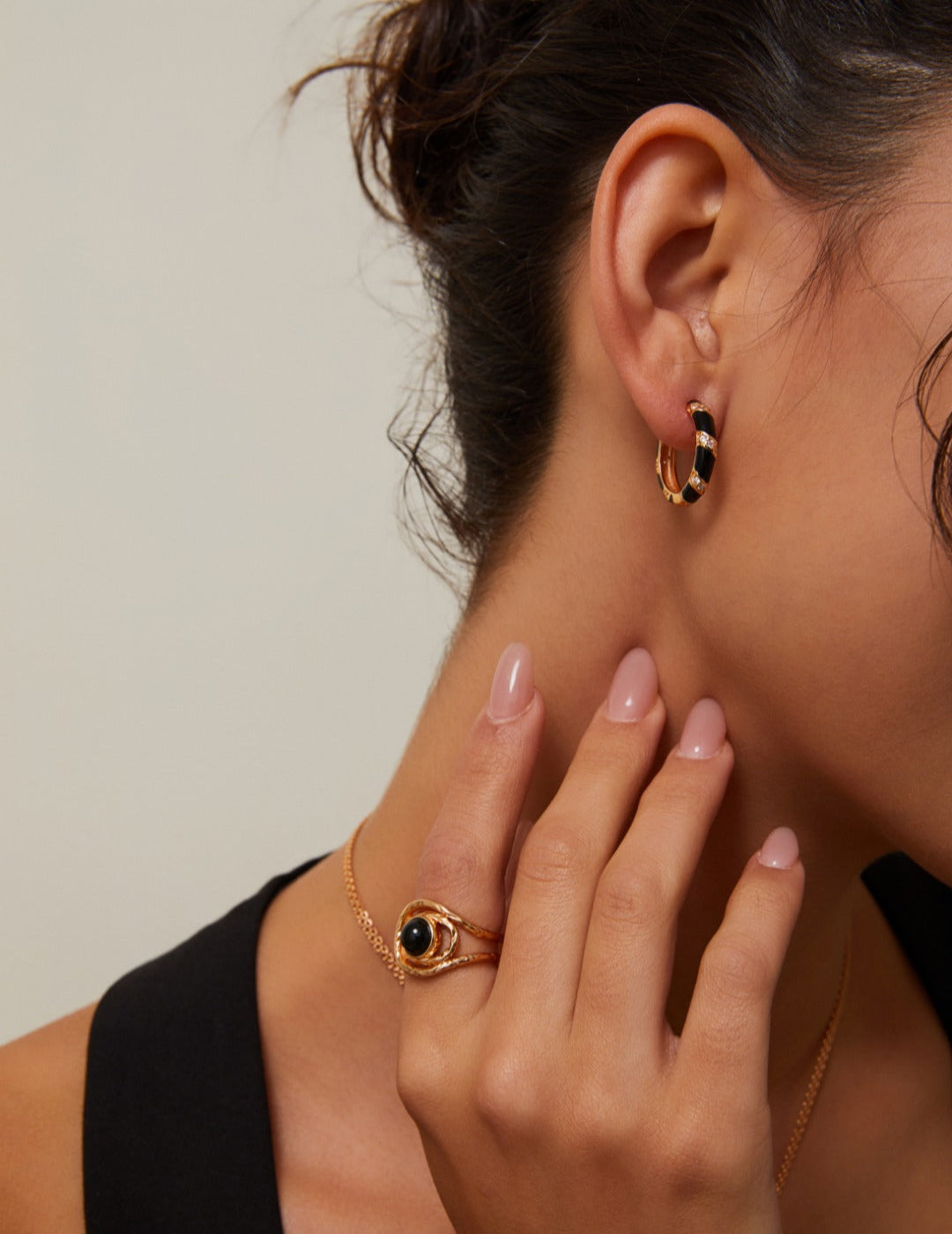 This S925 silver ring features a captivating black agate stone, offering a refined and timeless design. The bold yet elegant black agate makes it a versatile piece that can elevate both casual and formal outfits. Whether for daily wear or special occasions, this ring is a perfect accessory for those who appreciate sophisticated and high-quality handcrafted jewelry.