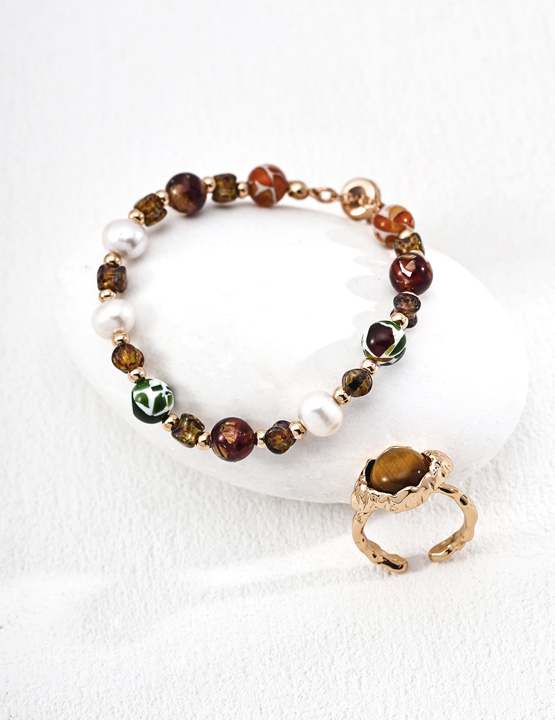 This S925 silver bracelet combines the soft shimmer of iridescent glass shell beads with the natural glow of real pearls, all in a vintage-inspired design. Perfect for adding a delicate, timeless touch to both casual and dressy looks, this piece is ideal for lovers of handcrafted, retro-style jewelry.