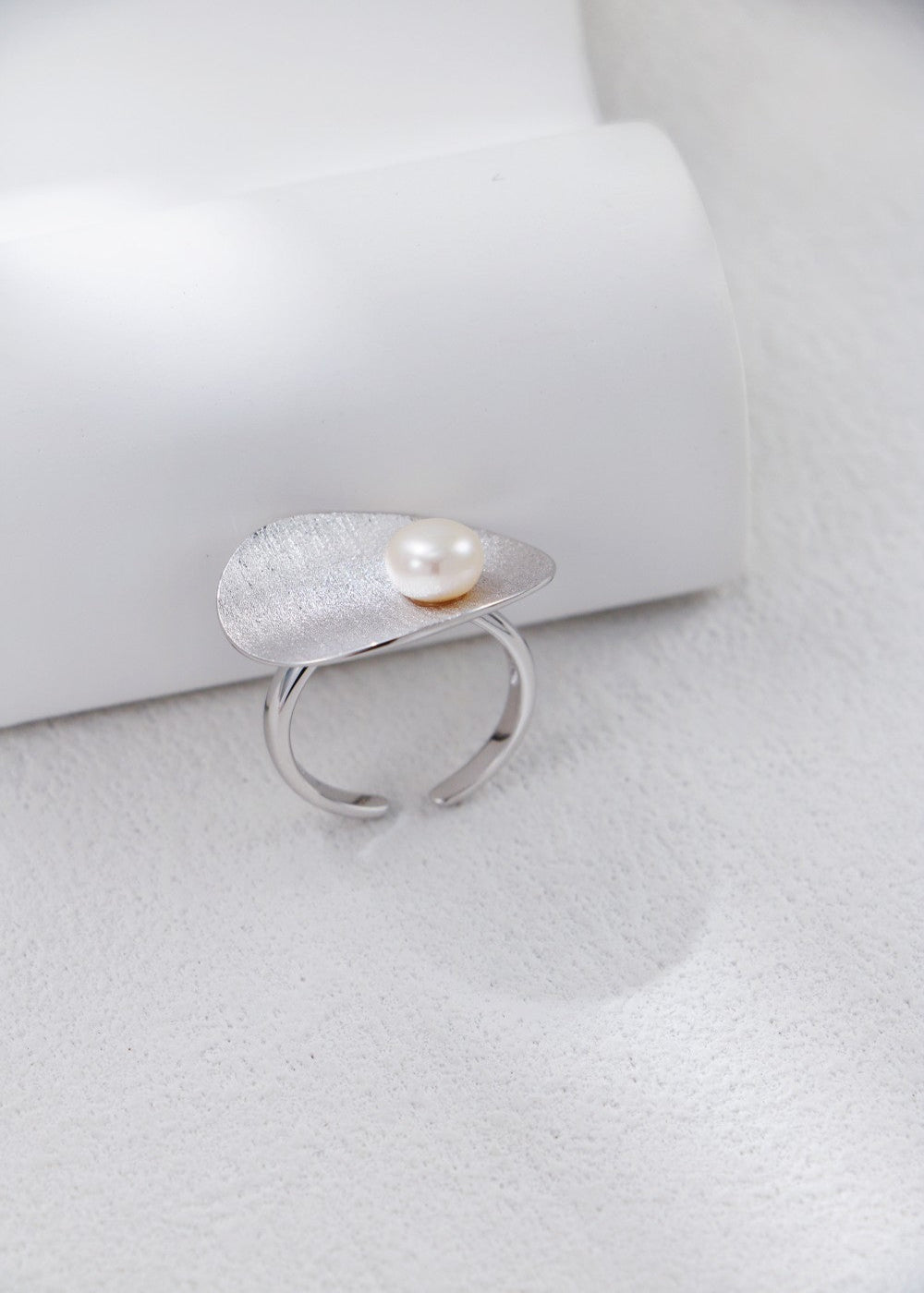 S925 silver brushed finish pearl ring, combining a modern brushed texture with the elegance of a pearl. Perfect for adding sophistication to any outfit.