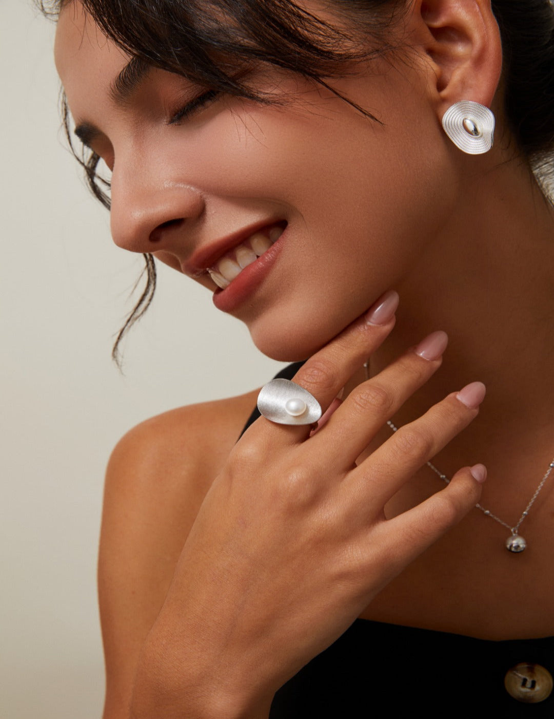 S925 silver brushed pearl ring, featuring a sleek brushed texture paired with a lustrous pearl. Ideal for a contemporary yet elegant look.