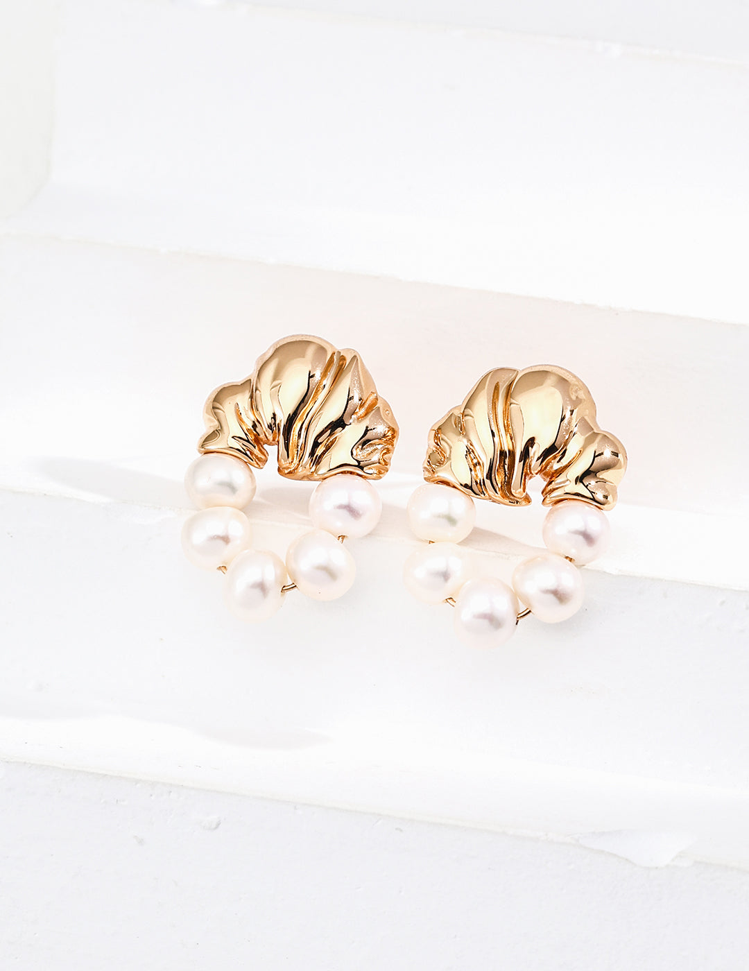 S925 silver elegant pearl earrings, designed to add sophistication and timeless beauty with high-quality pearls. Perfect for those seeking refined, handcrafted silver jewelry that complements any outfit.