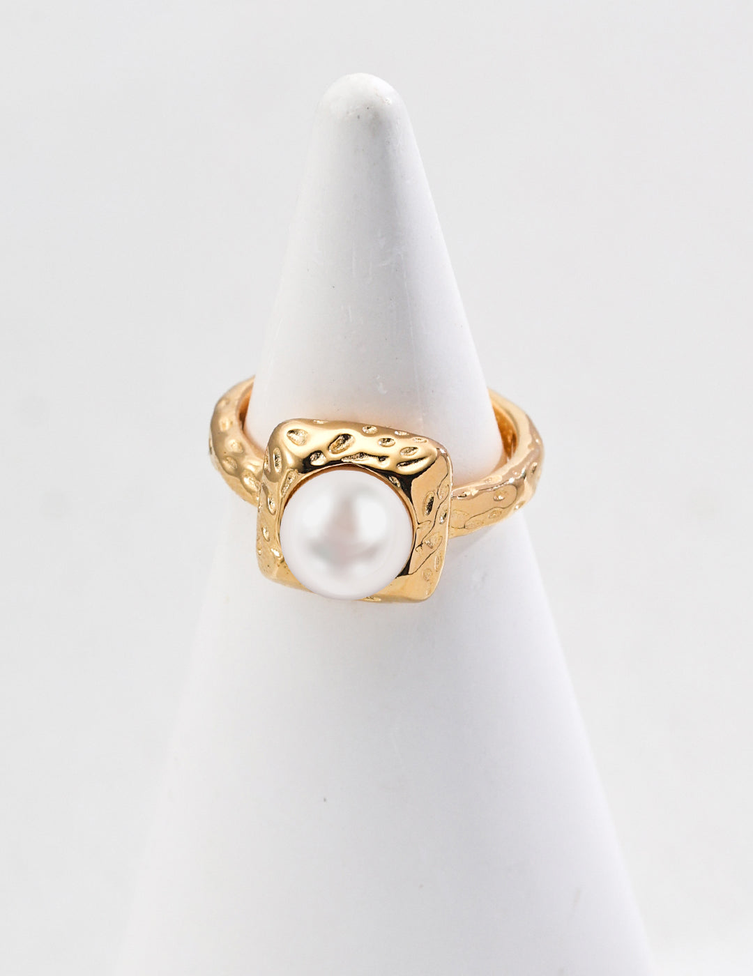 S925 silver elegant pearl ring, designed with a sleek and sophisticated look, perfect for adding timeless beauty to any outfit.