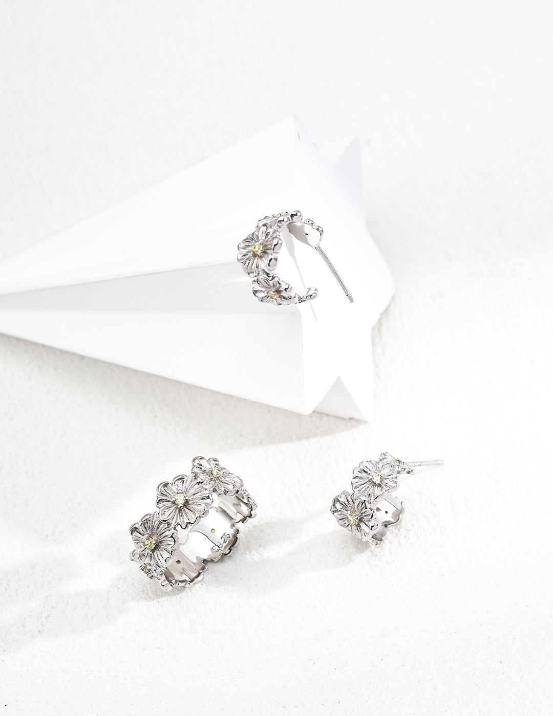 S925 silver fashion zircon ring, crafted to deliver a stylish and sparkling touch. Ideal for adding elegance to any occasion, featuring a dazzling zircon stone.