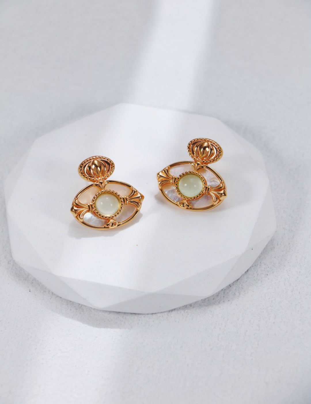 These S925 silver earrings feature exquisite grape agate paired with white shell, offering a sophisticated yet playful design. Ideal for those who appreciate nature-inspired jewelry, these earrings are perfect for adding a touch of elegance and color to any outfit. The combination of grape agate and white shell creates a balanced, calming aesthetic that makes these earrings an ideal accessory for everyday wear or special occasions.