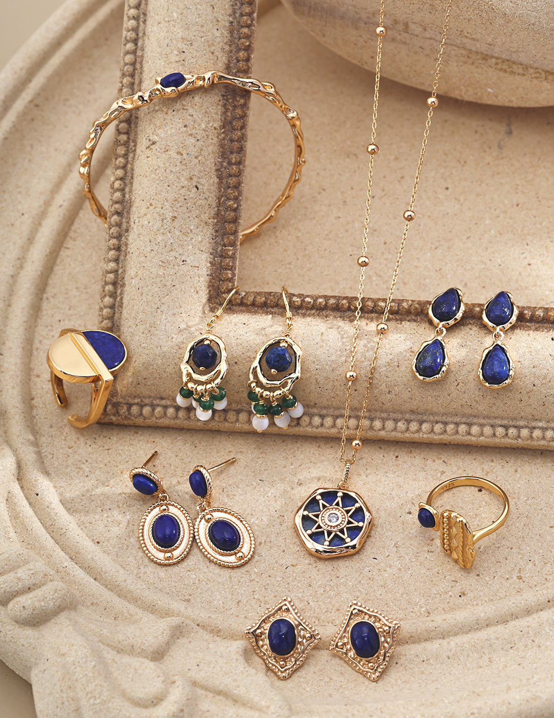 This S925 silver necklace features a captivating lapis lazuli gemstone, known for its deep blue hue. The minimalist design and elegant gemstone make it perfect for everyday wear or special occasions, adding a sophisticated touch to any look.