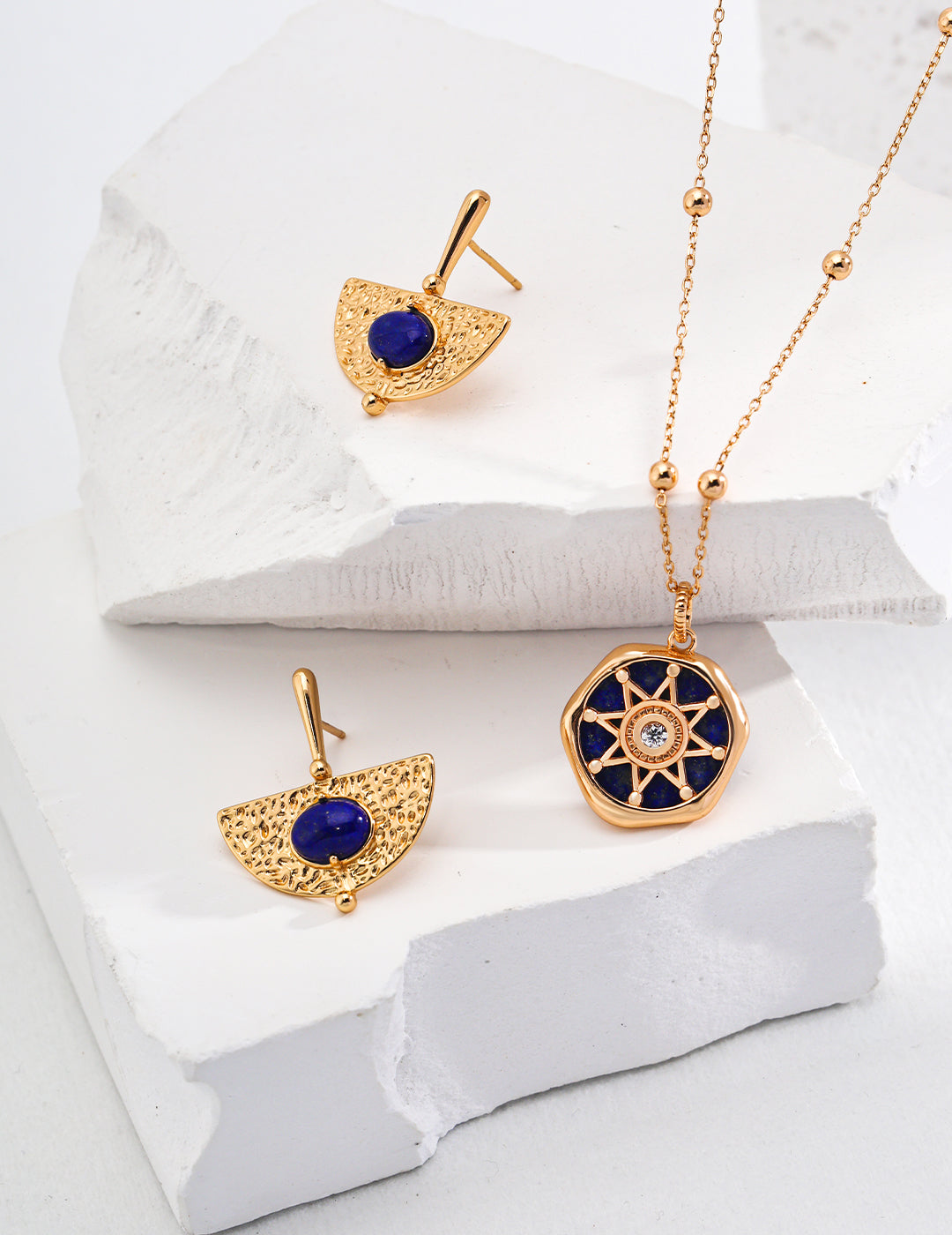 This S925 silver pendant necklace features a stunning lapis lazuli gemstone, showcasing a rich blue hue. Its timeless design makes it a perfect accessory for both casual and formal occasions, adding a touch of elegance and sophistication to any outfit.