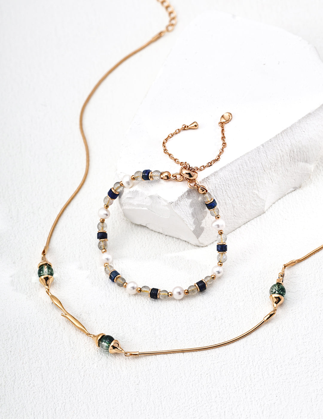 This minimalist S925 silver bracelet features a beautiful combination of grey moonstone, natural pearls, and lapis lazuli. The soft, iridescent glow of the moonstone complements the rich blue of the lapis lazuli and the elegance of pearls, making it a perfect piece for everyday wear or adding a refined touch to special occasions.