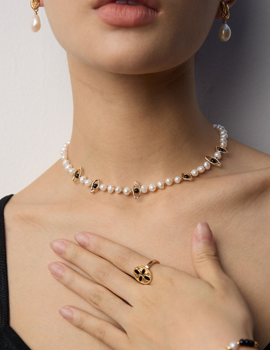 This necklace features natural pearls and black onyx beads arranged on S925 silver, offering a timeless black-and-white design. Ideal for adding elegance to both daily looks and special occasions, it's a classic piece for those who love refined gemstone jewelry.
