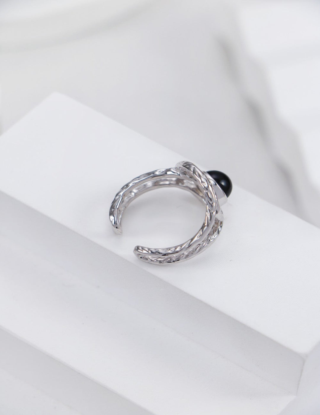 This S925 silver ring features a striking onyx gemstone, offering a sleek and modern design. The bold black onyx creates a statement piece that complements both casual and formal outfits, adding a touch of sophistication. Ideal for those who appreciate minimalist elegance, this ring is perfect for making a bold style statement with high-quality, handcrafted jewelry.