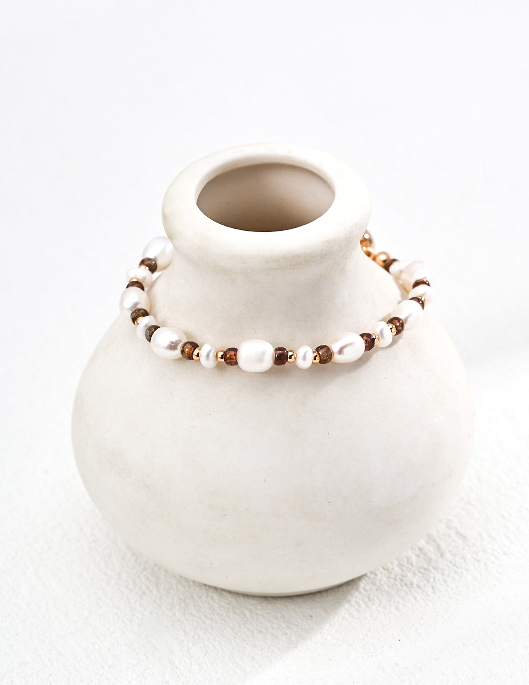This S925 silver bracelet features a graceful blend of natural pearls and iridescent glass beads, offering a soft, shimmering finish. Its delicate, feminine design is perfect for everyday elegance or special occasions. A timeless piece for lovers of handcrafted gemstone jewelry with a luminous touch.