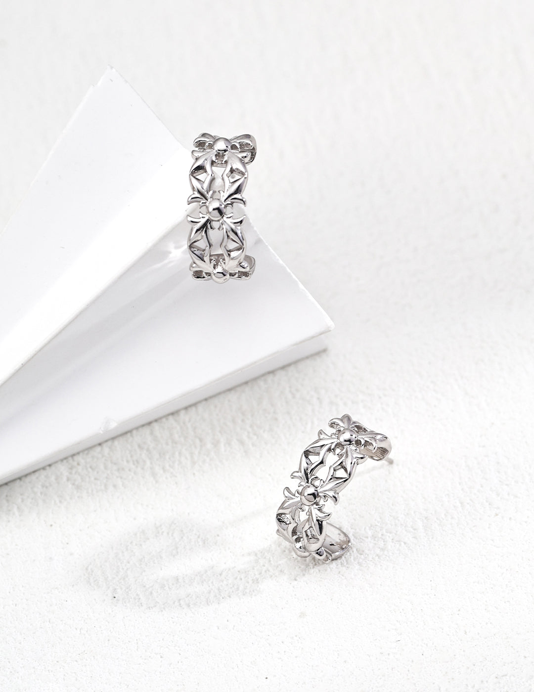 S925 silver retro design earrings, featuring a vintage-inspired look with elegant craftsmanship. Ideal for those seeking unique, handcrafted silver jewelry that adds a timeless retro charm to any ensemble