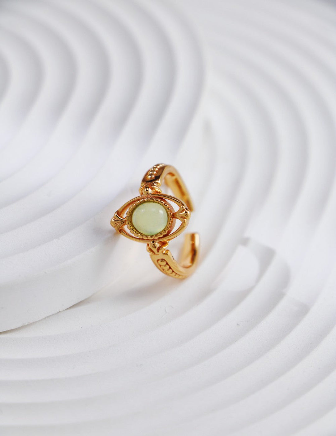 This S925 silver retro gold ring features a beautiful combination of grape stone and chalcedony, designed with a vintage-inspired aesthetic. The retro gold setting enhances the natural gemstones, making this ring a statement piece that blends classic elegance with modern charm. Perfect for adding a unique touch to any outfit, this ring is ideal for those who love timeless, handcrafted jewelry with a natural twist.