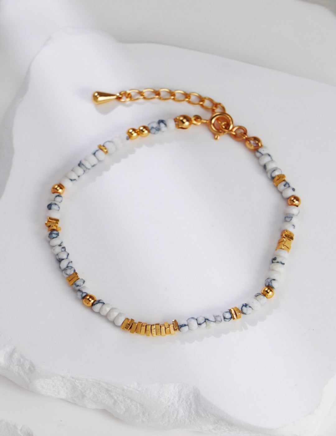 This S925 silver bracelet features a retro gold leaf design, complemented by silver elements and white turquoise, offering a nature-inspired and elegant look. The unique blend of these elements creates a timeless piece perfect for any occasion, from casual outings to formal events. Ideal for those who appreciate high-quality, handcrafted jewelry with a vintage touch and natural gemstone beauty.