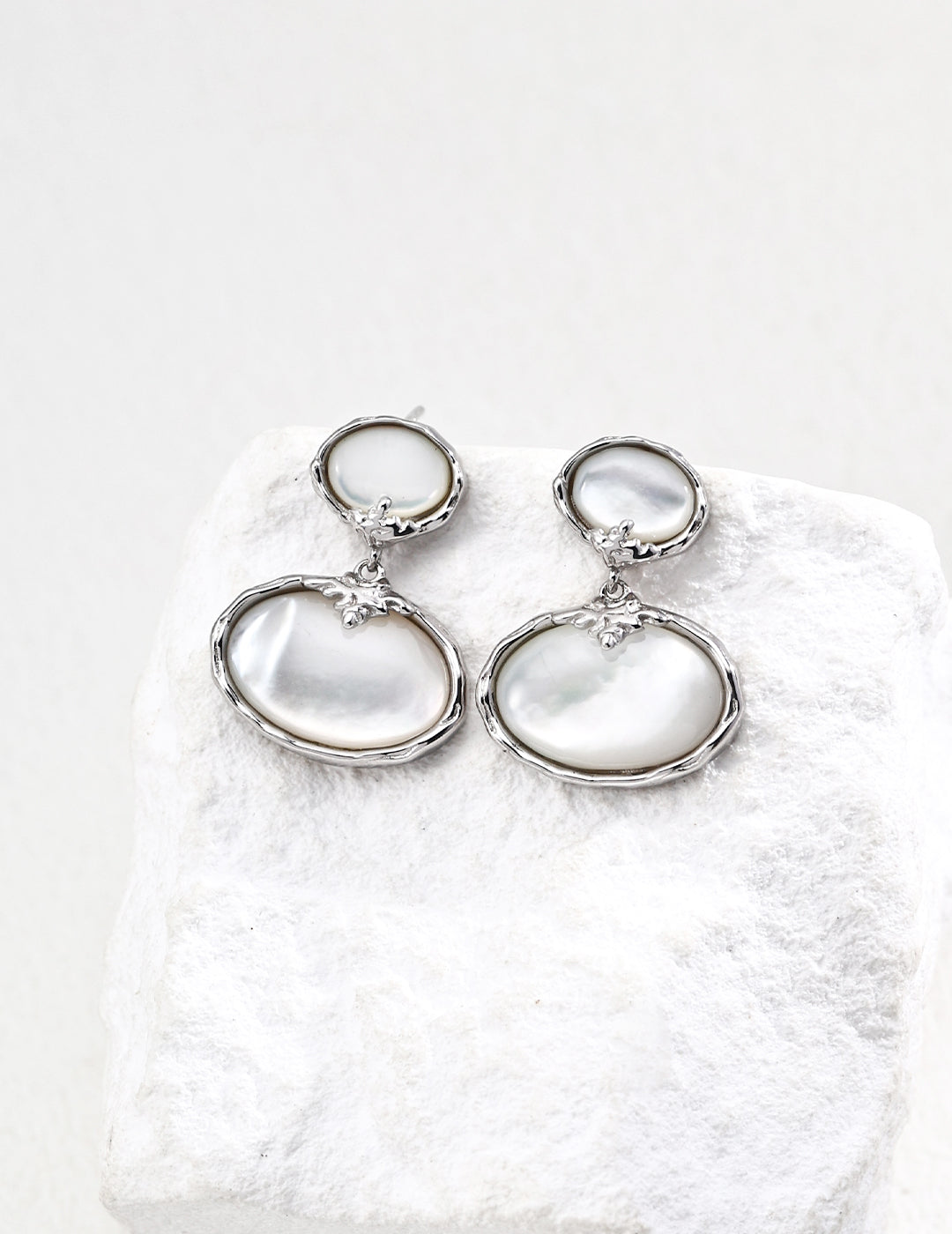 S925 Silver Retro Mother-of-Pearl Stud Earrings - Vintage-Inspired Silver Studs with Elegant Mother-of-Pearl Stones, Perfect for Retro Jewelry Styles