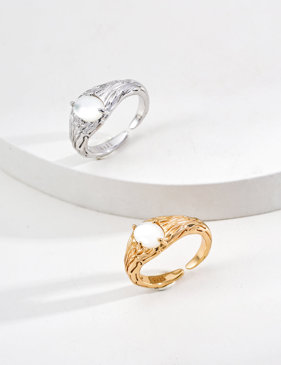 This S925 silver ring features a vintage-inspired design with a lustrous mother of pearl centerpiece. The soft, iridescent glow of the mother of pearl adds timeless elegance, making it a perfect accessory for both casual wear and formal occasions.