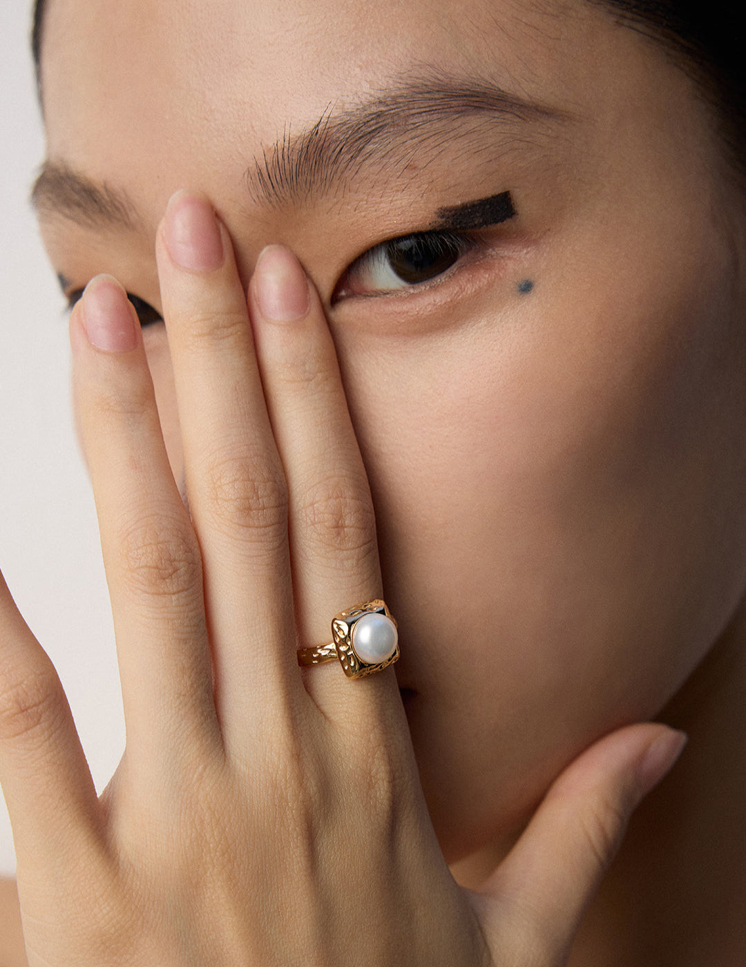 S925 silver simple natural pearl ring, offering a clean and classic design that adds elegance and sophistication to any outfit.
